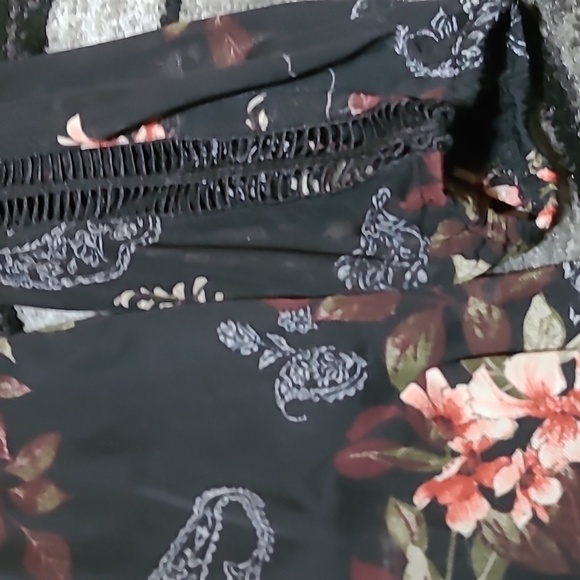 GIMMICKS BY BKE FLORAL DESIGN MESH OPEN SHOULDER V-NECK CROCHET DETAILS BLOUSE - Picture 5 of 12